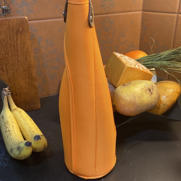 VUEVE CLICQUOT CHAMPAGNE TRAVEL CASE. Leather strap for secure closure/carry - Picture 6 of 10